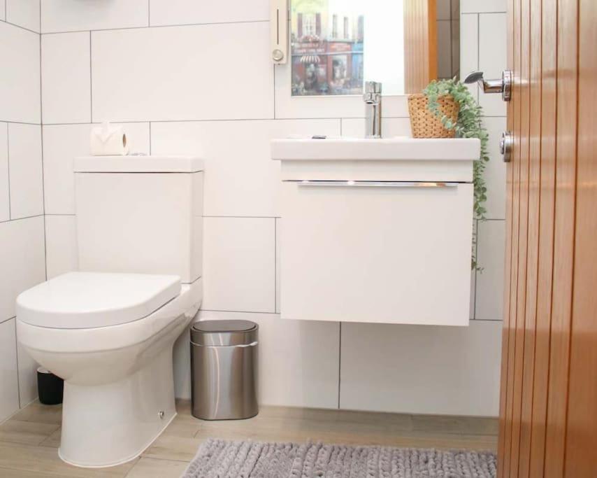 Luxe Living Guest House-Sleeps 6-Private Parking-Free Wifi-Beach-City 스완지 외부 사진
